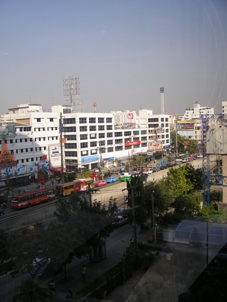 View Ratchada road. by Chamrat Charoenkhet