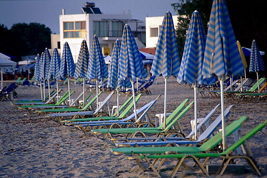 Liegestühle am Strand von Mastichari, Kos by Ralf Kühne