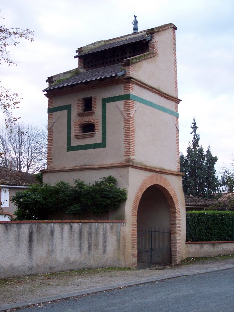 CONFOULEUX - pigeonnier porche, rive gauche. by Jean THIERS