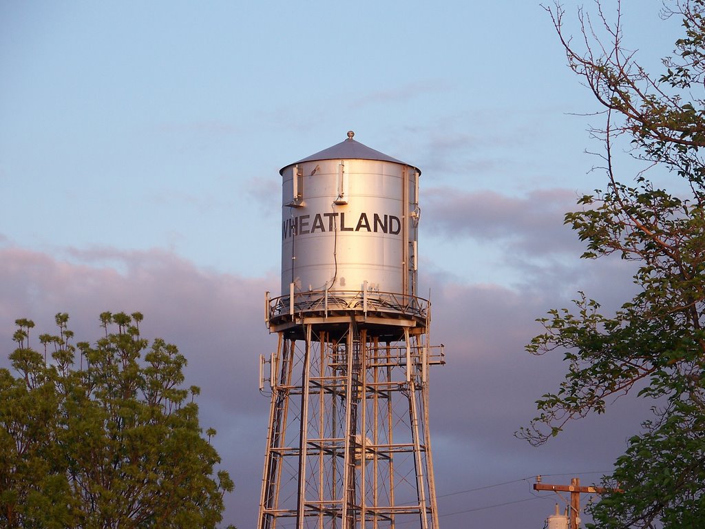 Wheatland water tower (April 2008) by blinkmab