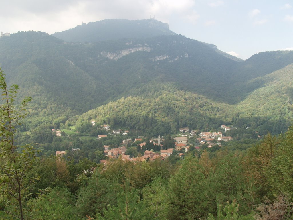 Varese - località Rasa e Monte Campo dei Fiori sullo sfondo by Rudy.