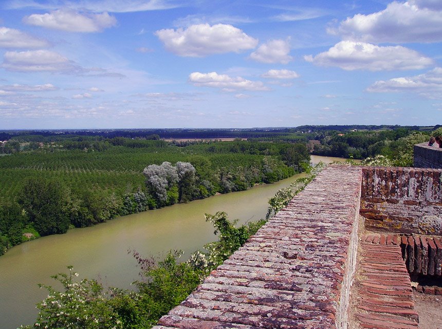 Auvillar, vue sur la vallée de la Garonne by zepelin78