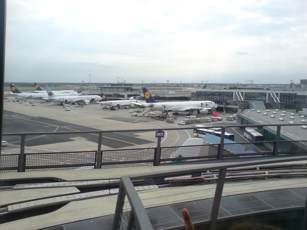 Frankfurt Airport aus dem Sky line heraus by Ismail Kassem