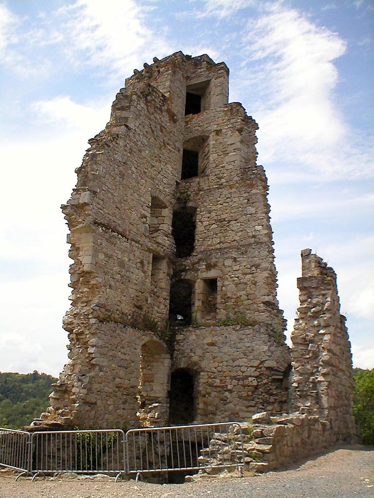 Ruined chateau at Cornil by astronautilus