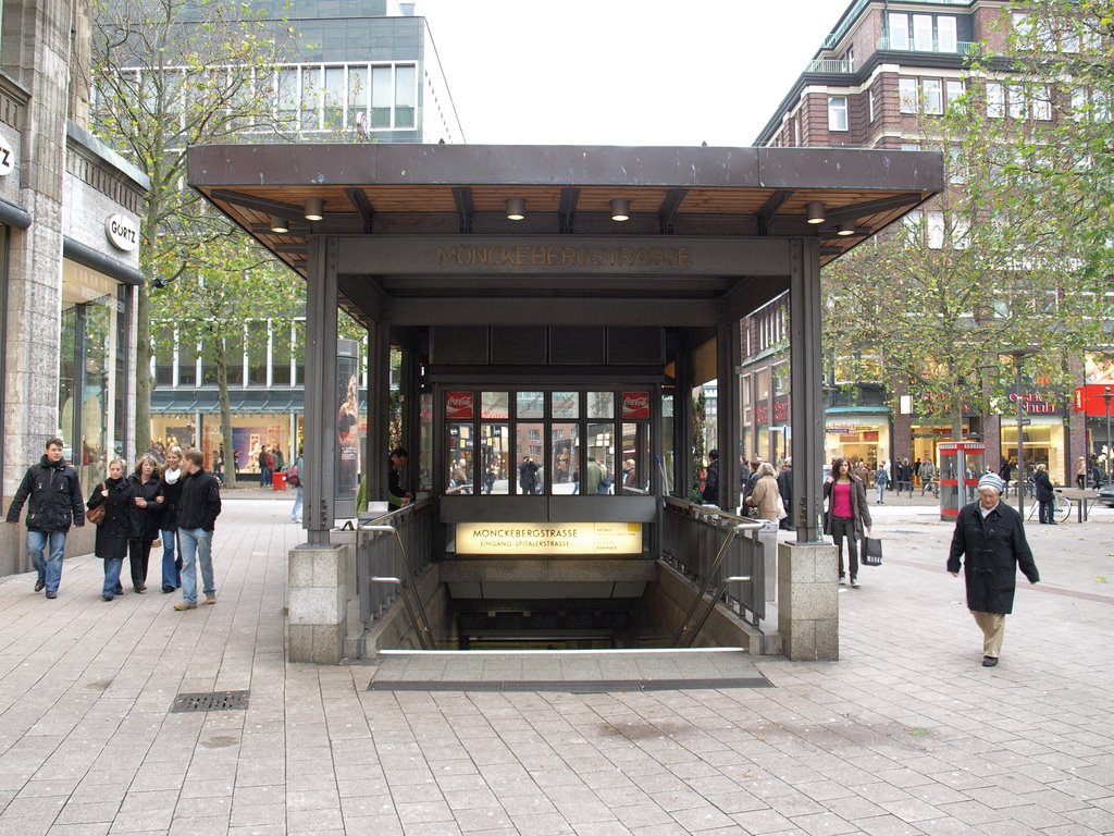 Eingang zur U3 Station Mönckebergstraße by Harald Legner