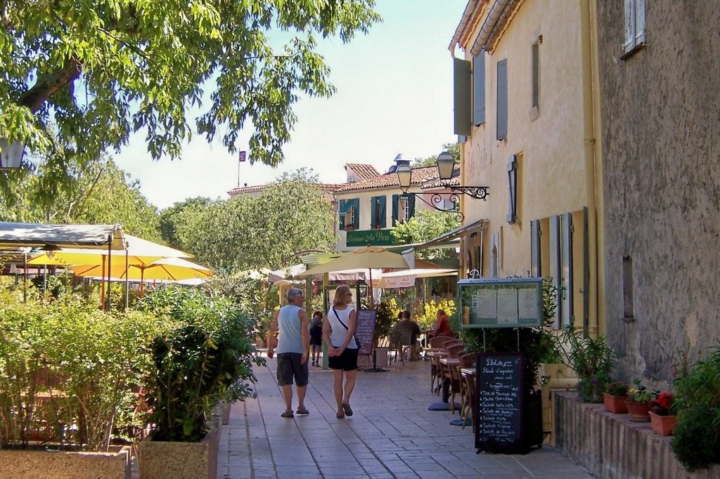 Gassin, zone piétonnière by © Jos Van de Velde