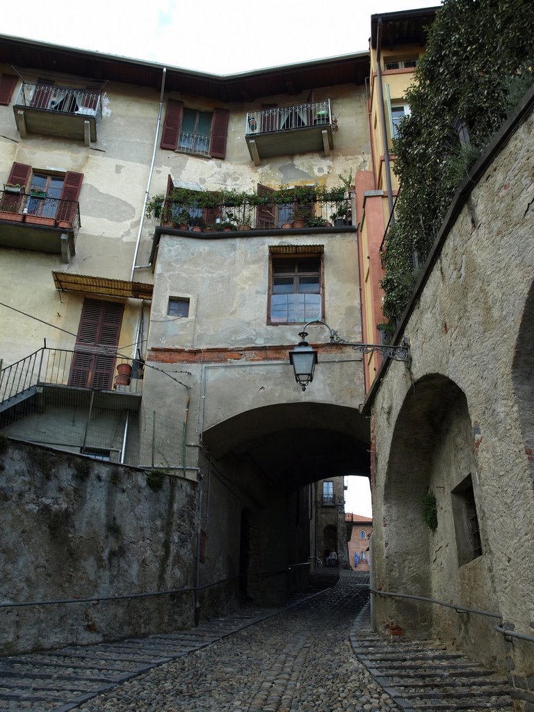 Biella Piazzo - Porta di Andorno, chiamata così perchè era posta sulla costa di Andorno, oggi detta anche "Costa del Piazzo". Fu eretta intorno al '300 e dotata di saracinesche scorrevoli che fungevano da ponte levatoio. Nei secoli successivi è stata trasformata nella parte superiore in abitazione civile. by Giancarlo Ticozzi