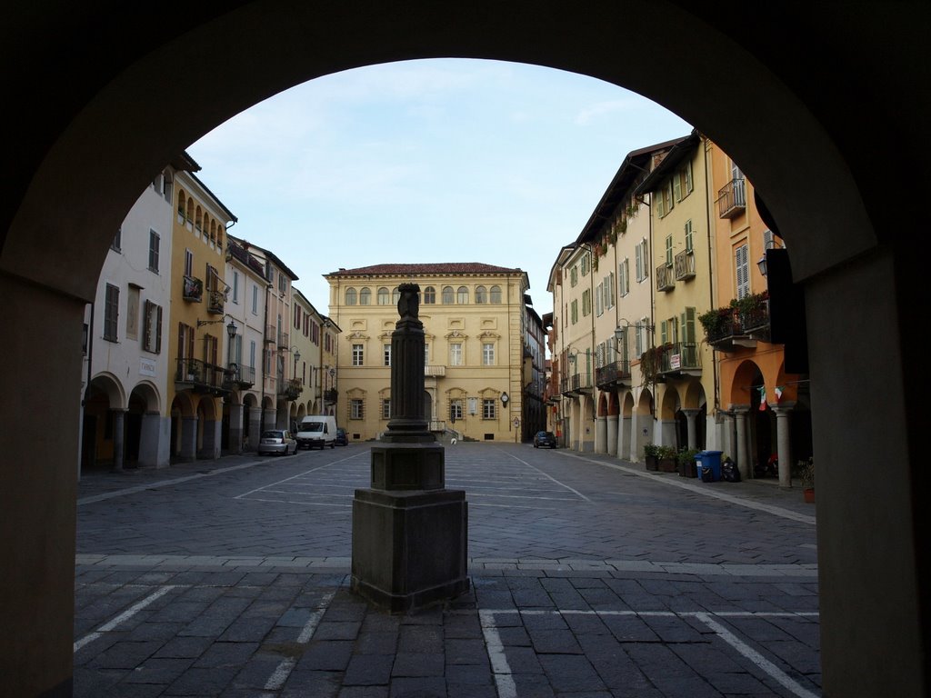 Biella Piazzo - Piazza della Cisterna (mi... spiace di aver messo in primo piano la fontana che copre la bella facciata del Palazzo, ma è stato fatto "solo" per coprire un... "DISGUSTOSO" cartello di "divieto di sosta" by Giancarlo Ticozzi