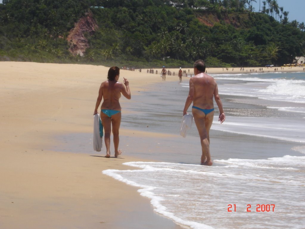 Casal de gringos fazendo topless, Trancoso-BA by Miguel Abrahão