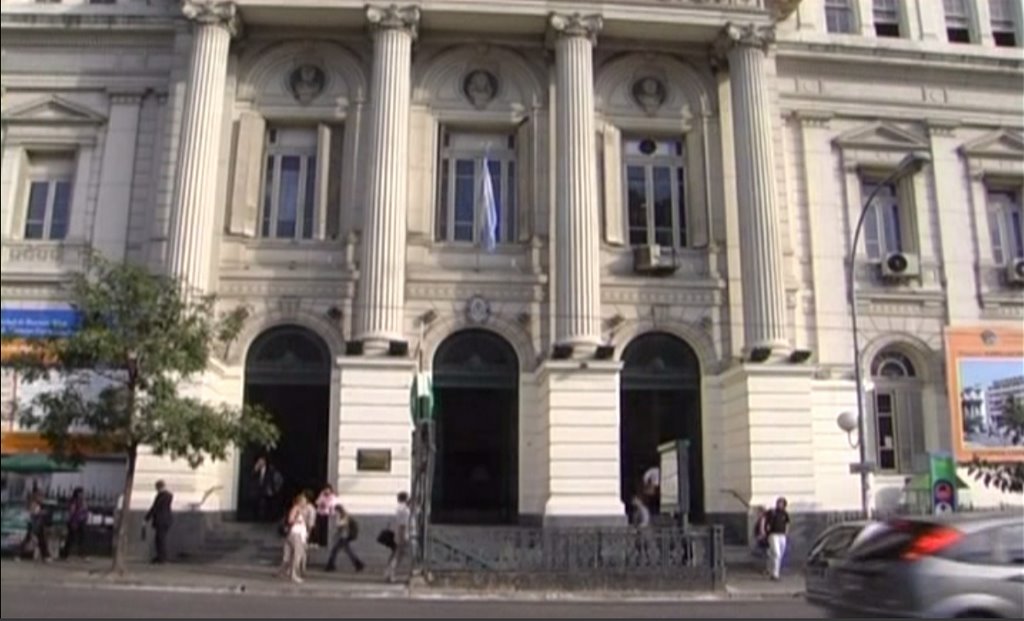 Facultad de Ciencias Económicas de la Universidad de Buenos Aires (Av. Córdoba 2122) . Argentina. by azulambarvioleta