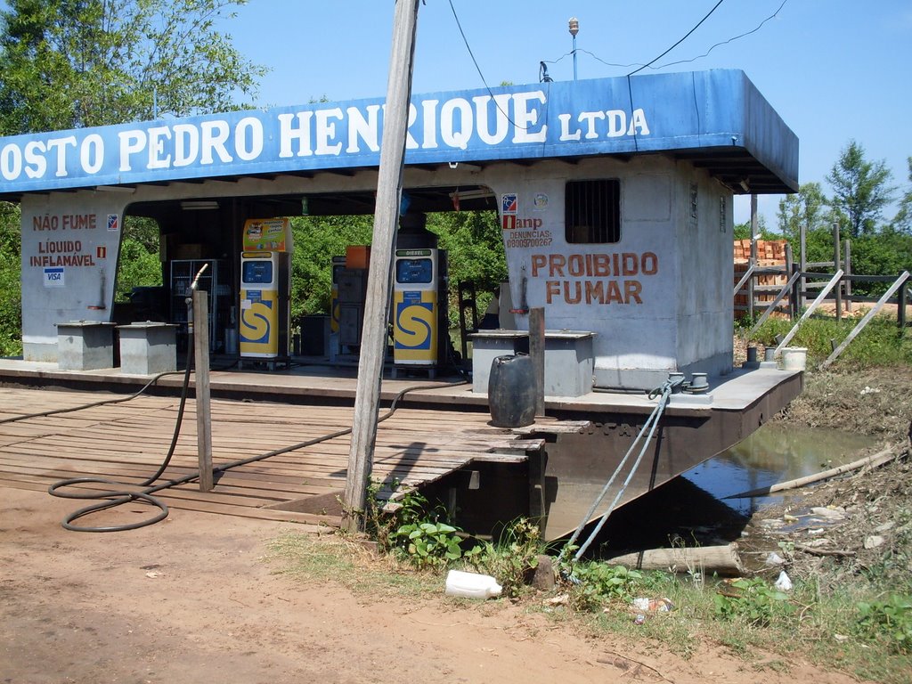 Posto de Gasolina Flutuante em Soure, Marajó-PA by Miguel Abrahão