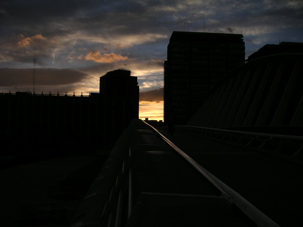 Perspectiva desde Alameda. Nubes tras edificios by victor gomez saval