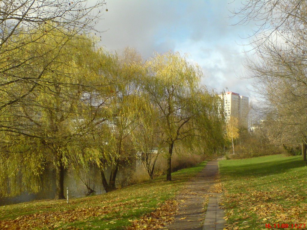 Fennpfuhlpark im Herbst 1 by Der_Geograph