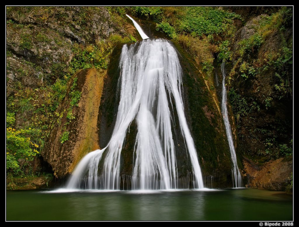 Cascada del Rio Mundo by Ricardo León