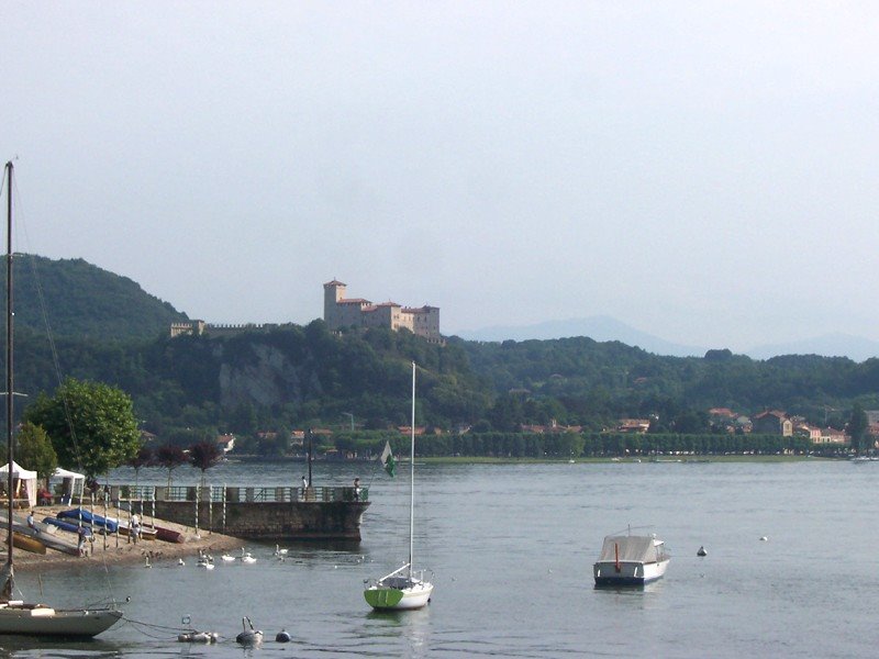 Rocca di Angera vista da Arona by MarkusMark