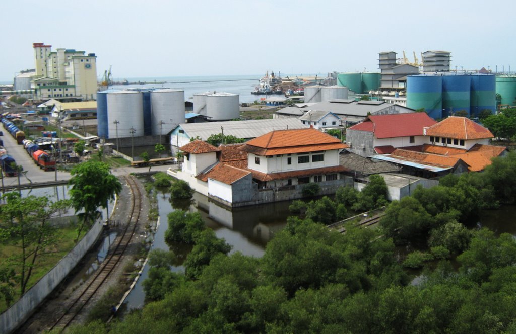 Semarang Port View - dari Ruang Lift Lantai 6 by erryanzslo