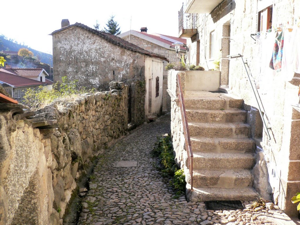 Rua com balcão típico by Daniel Monteiro Pere…