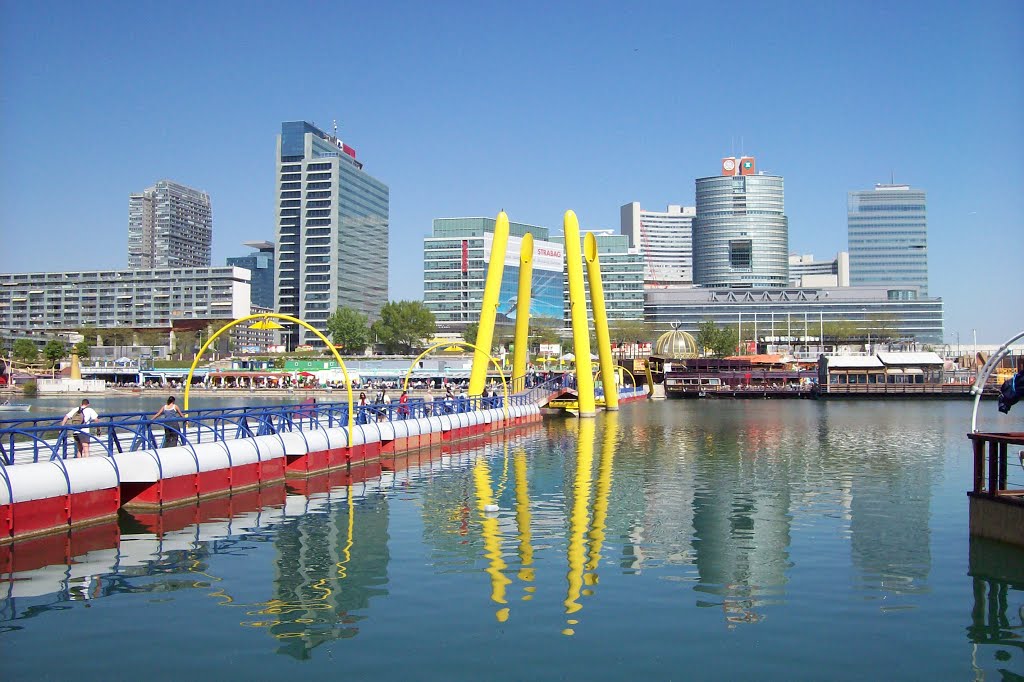 Wien, Donaustadt mit schwimmender Brücke by gerdb