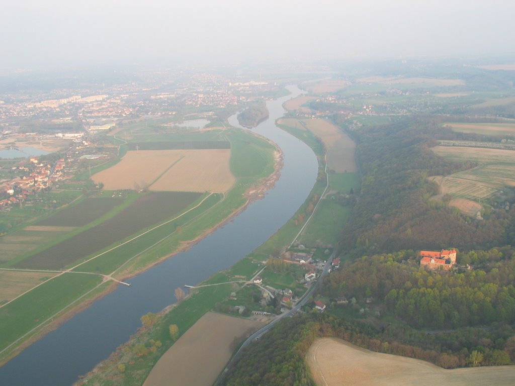 Schloss Scharfenberg mit Elbe Richtung Dresden by Peter Hecker