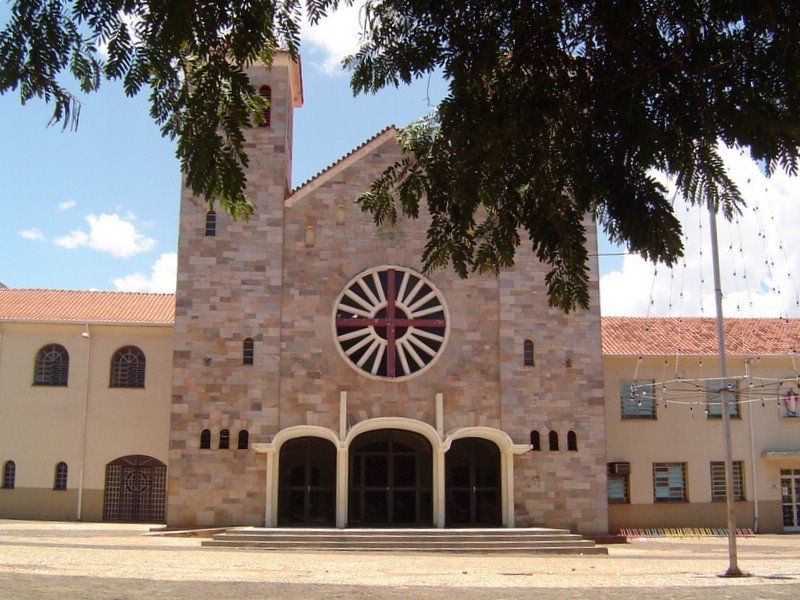 Praça Antônio João e Igreja Matriz de Dourados by R. Sotolani