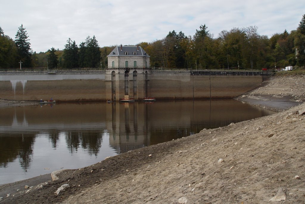 Cleaning up Lac des Settons by h.bromet