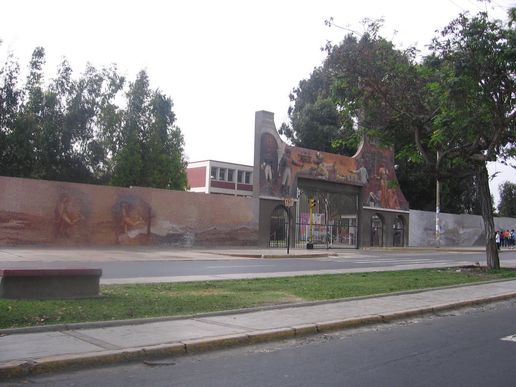 Puerta Principal: Universidad Nacional de Trujillo by armandfp