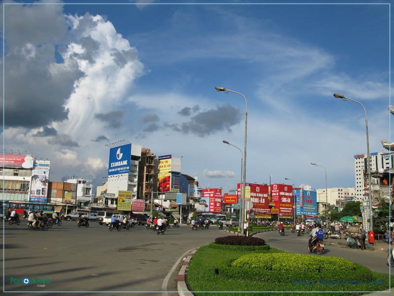 Ngã tư - Hàng Xanh - Crossroads by Vietnam - Paracels