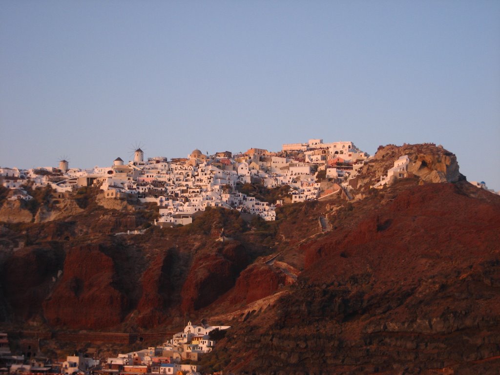 Vue de la mer de la côte ouest de Santorin au couché du soleil by Paula&Marco