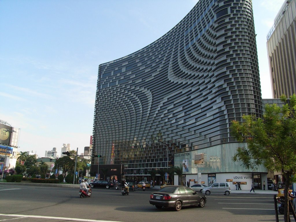 View from Wu-Fu-Sun road of Kaohsiung City (Talee Star Place) 高雄市五福三路景觀 (大立精品館) by David Wu