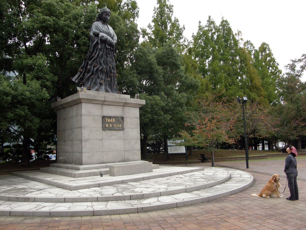 Statue near Atomic Bomb Museum by Tomi Mäkitalo