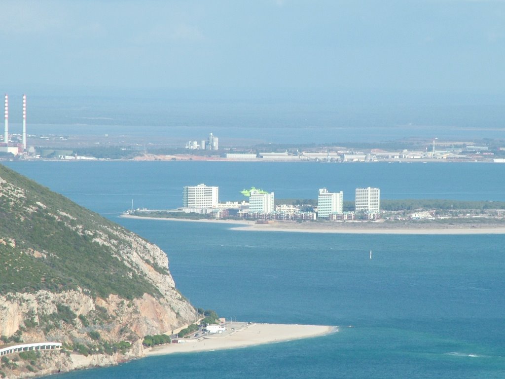 Paisagens da Arrábida, praia da Figueirinha, o complexo turístico de Troia, e ao fundo a Mitrena (parque Industrial). by mquintas