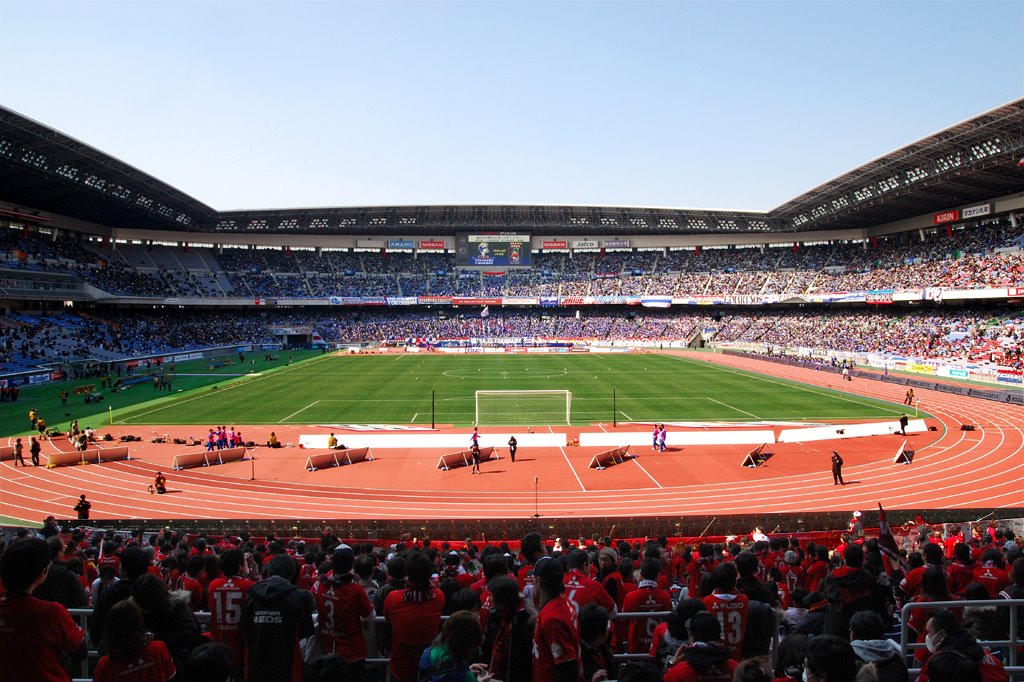 NISSAN Stadium from sidestand by gongonreds