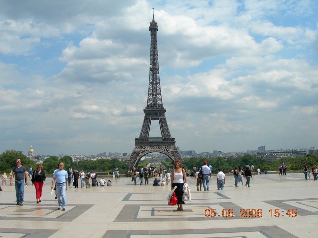 La Grande Dame - La Tour Eiffel depuis le Palais de Chaillot by Walter Carrizo