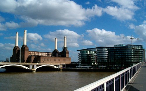 Battersea Powerplant (was front cover for the Pink Floyd album Animals) by worldtravelimages.ne…