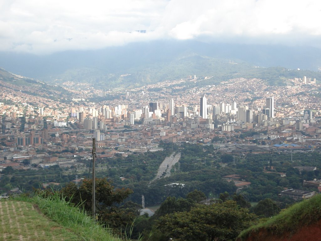 Vista del centro de Medellín by Juan José González V…