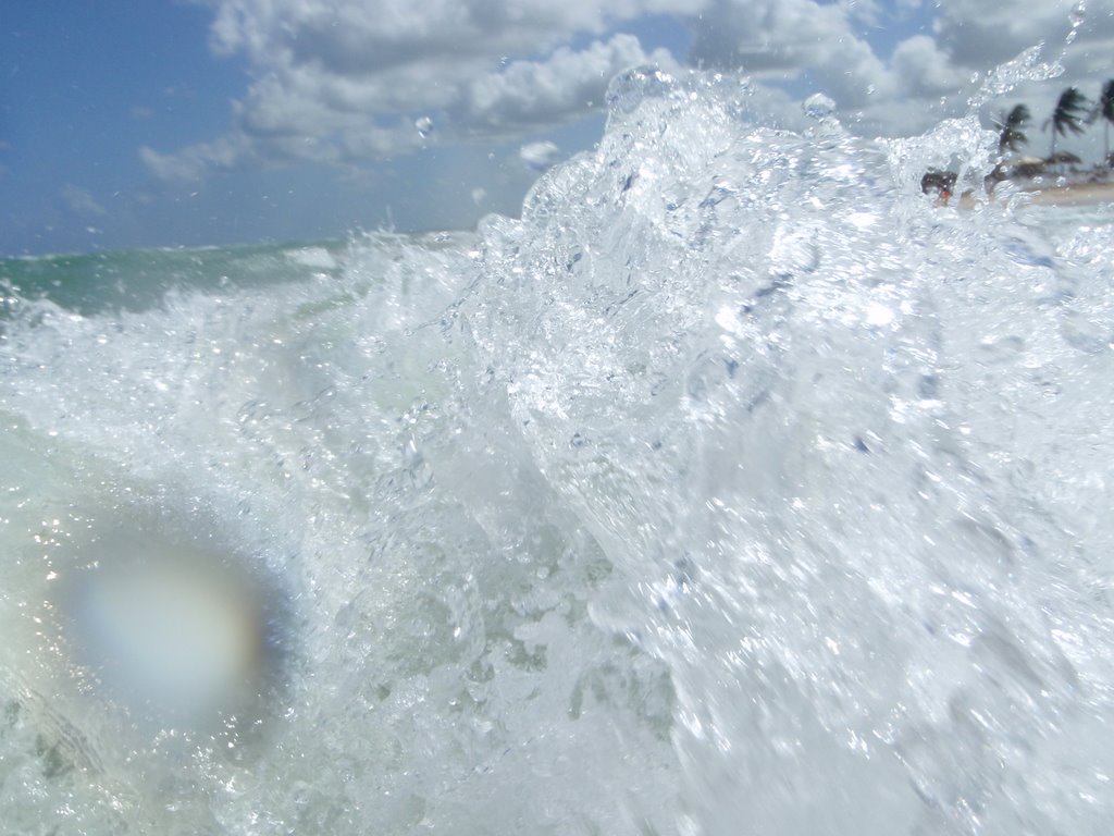 Las Agua de la Playa de Playa Santa Maria by Norlan Quintanilla