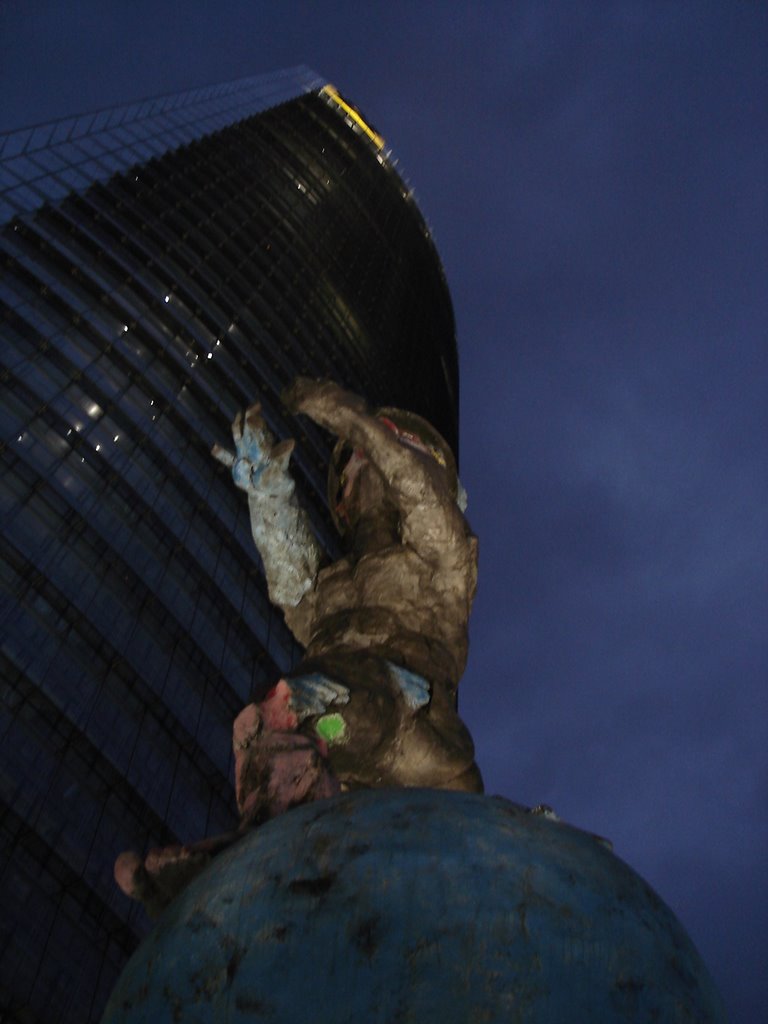 Posttower sculpture by adolfo suárez