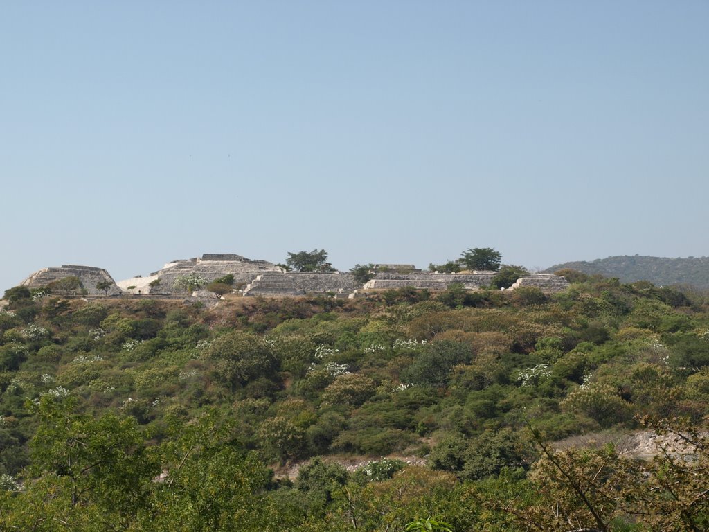 Piramides de Xochicalco desde el museo de sitio. 2008 by Pablo Fossas