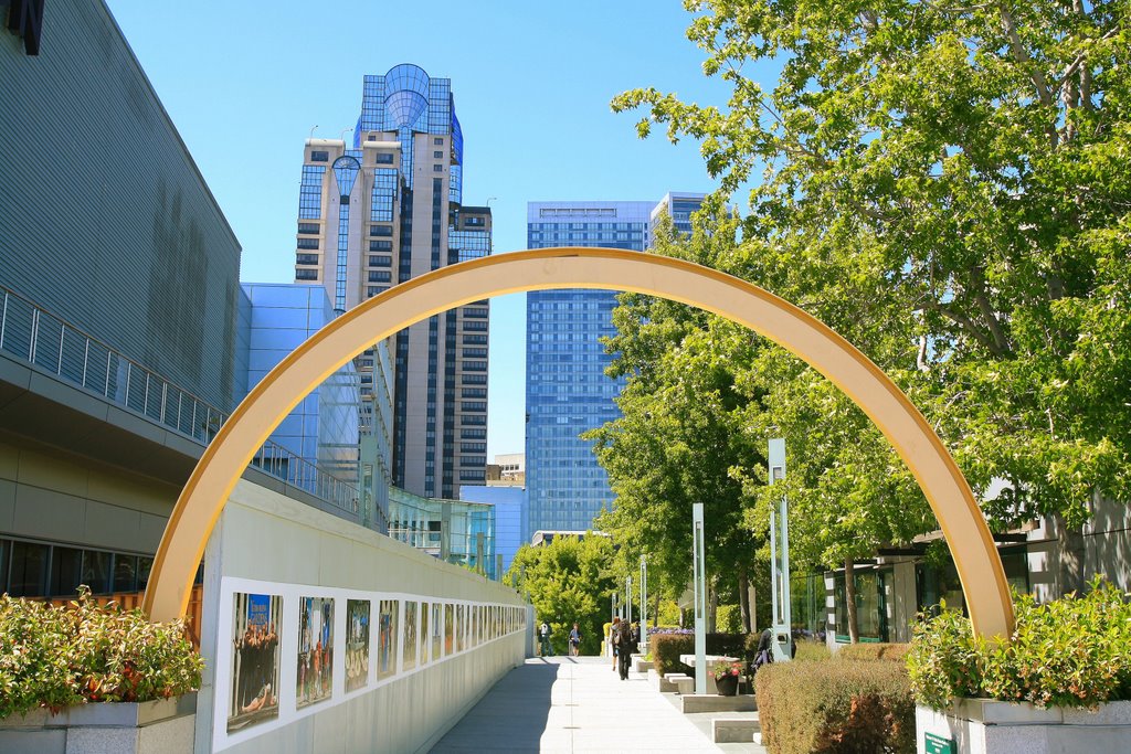 Arch at Yerba Buena Center by Rosencruz Sumera