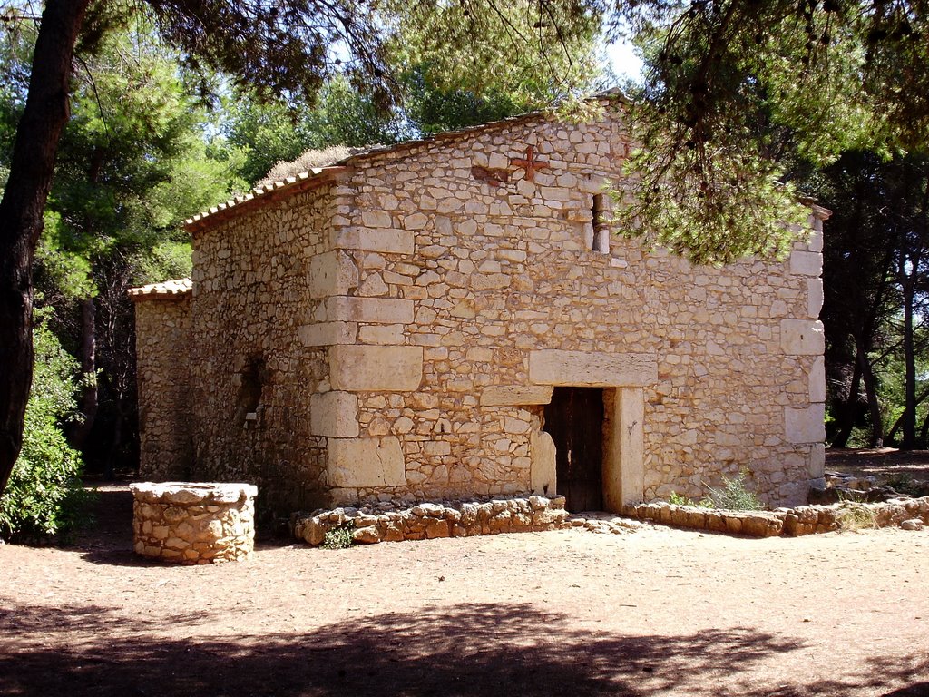 Cannes (Alpes Maritimes) ; Ile de Saint-Honorat ; Chapelle de la Trinité (IX° ou X° siècle) ; Façade et puits [08/09/08] by Pascal Saint-Lot