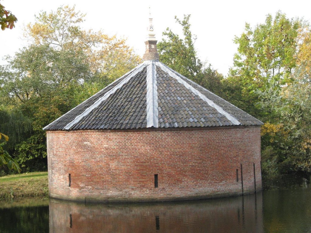 Borg Ewsum bij Middelstum by Tik van de Molen