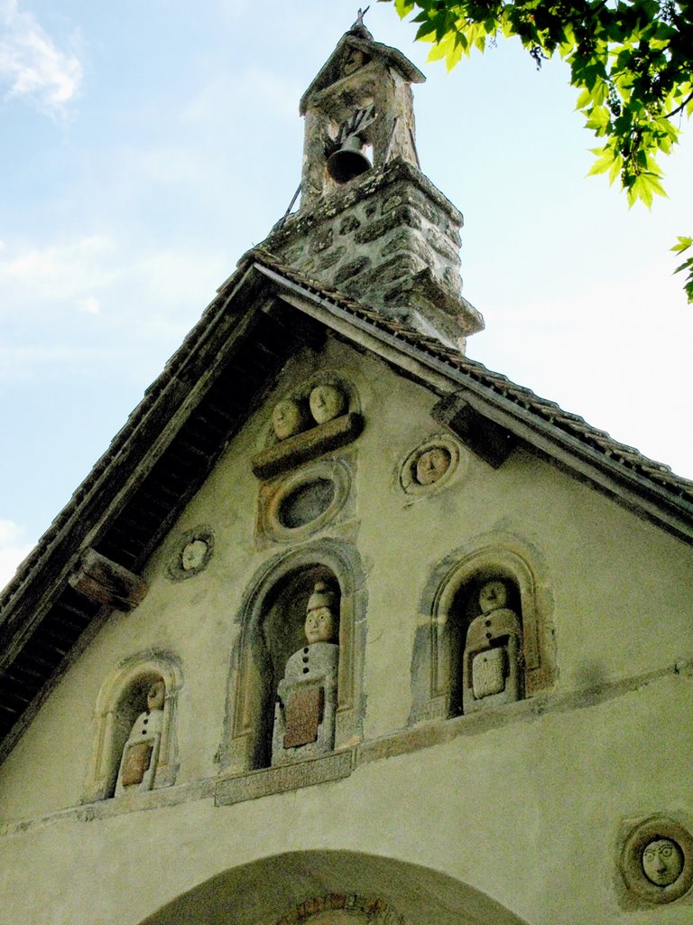 L'Auberie - La chapelle des Pétètes et ses statuettes by Cottius