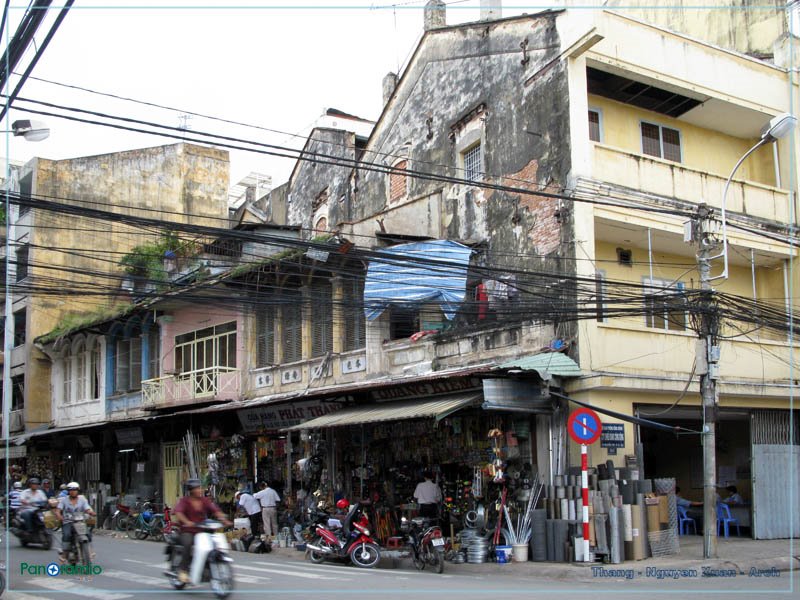 Ngã tư - Trịnh Hoài Đức / Nguyễn Thi - Crossroads by Vietnam - Paracels