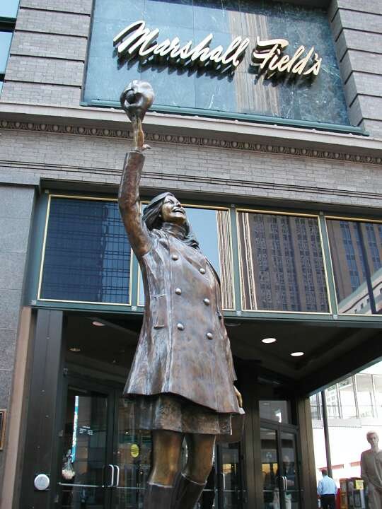 Mary Tyler Moore's Hat-Throwing Statue outside of Marshall Field's (now Macy's) by picsy