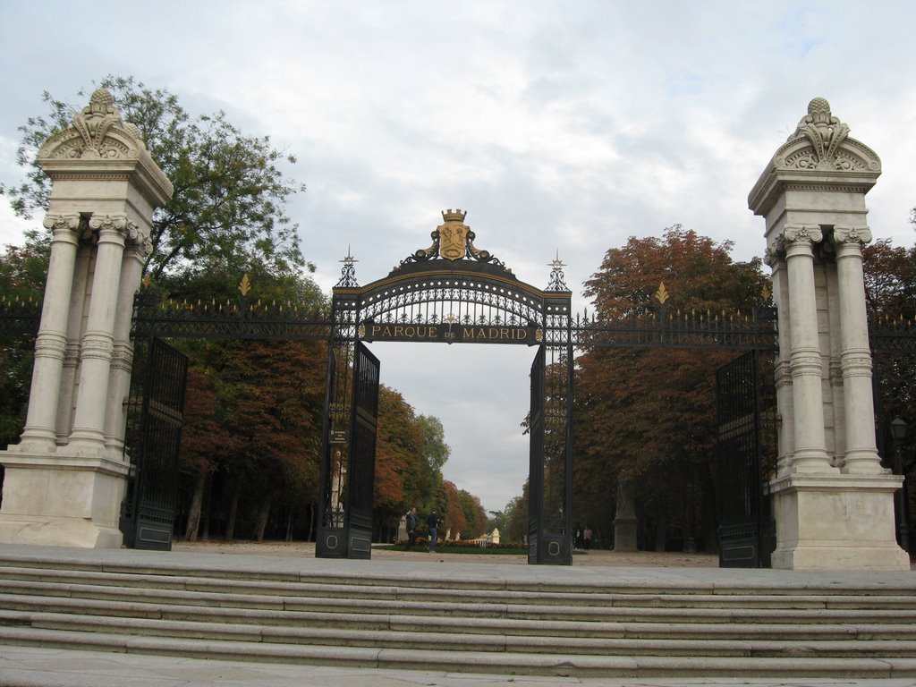 Entrada Parque del Retiro por Alfonso XII by Jose Lozano Gallego