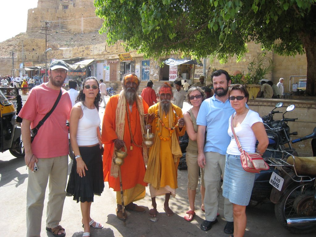 Con santones en Jaisalmer by Jesus M Tortajada