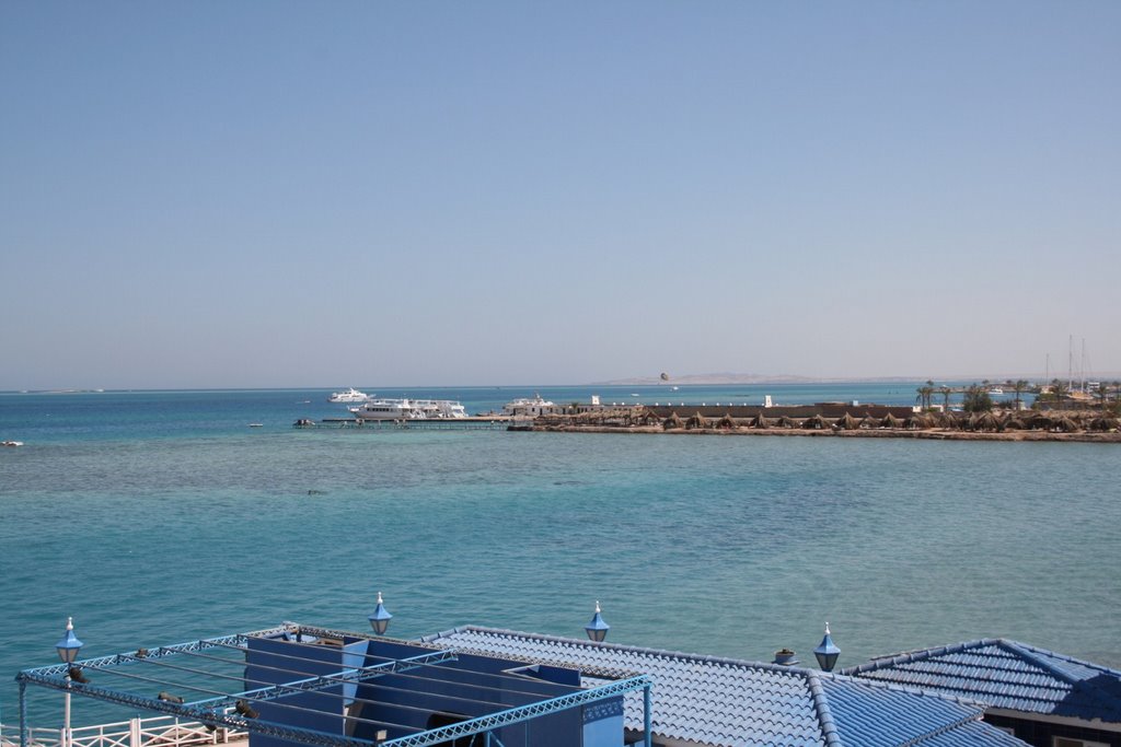 Blick aufs Meer am Strand von Hurghada by R. aus P.an der A.