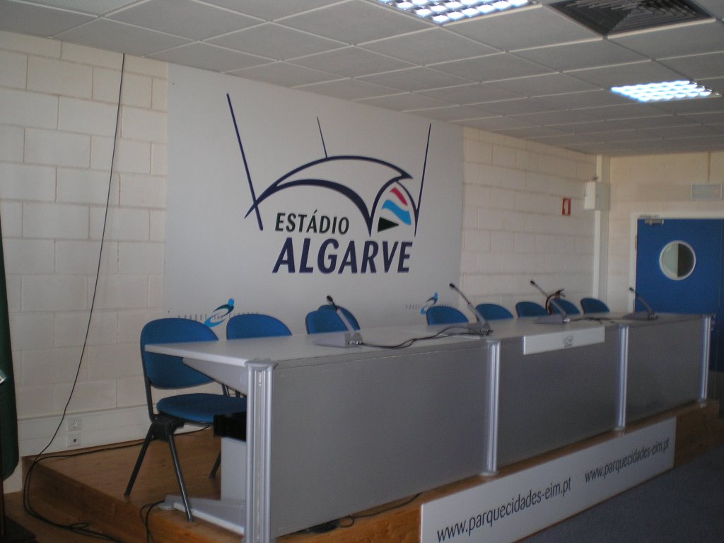 Estadio Algarve, interview room - August 2006 by Roberto Bubnich