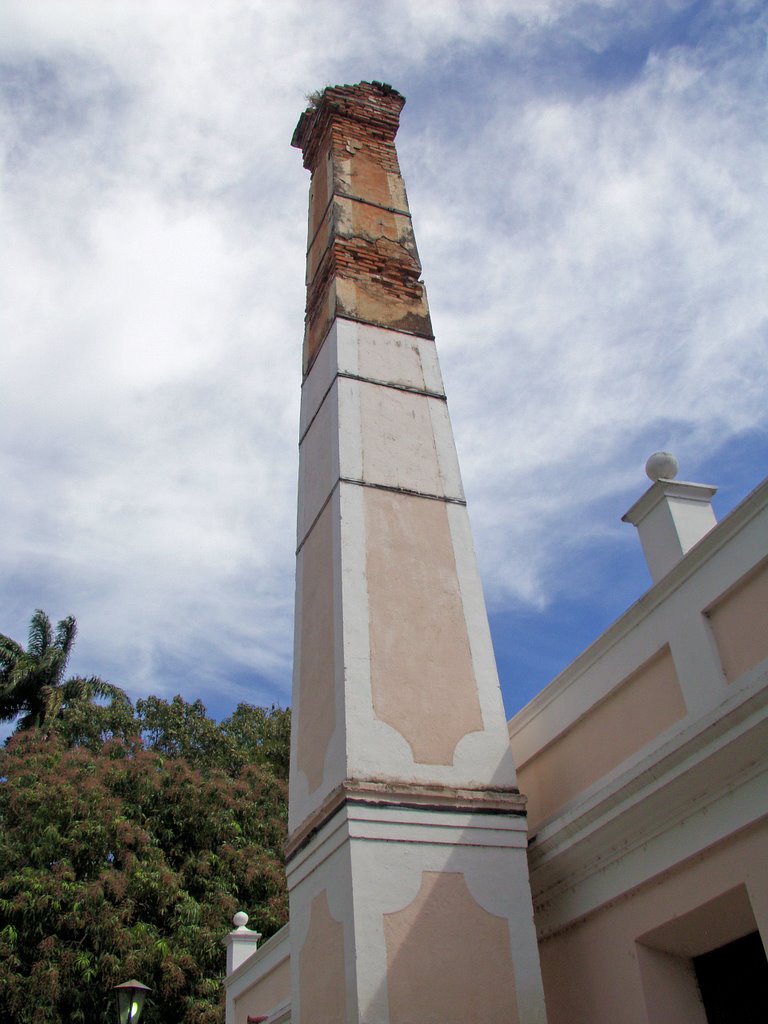 Chimenea del Ingenio by Enrique Braña