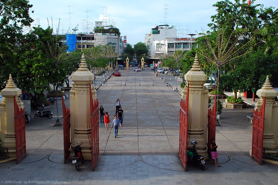 Phra Pathom Chedi - Looking North by AstroKAney KooN KeeN